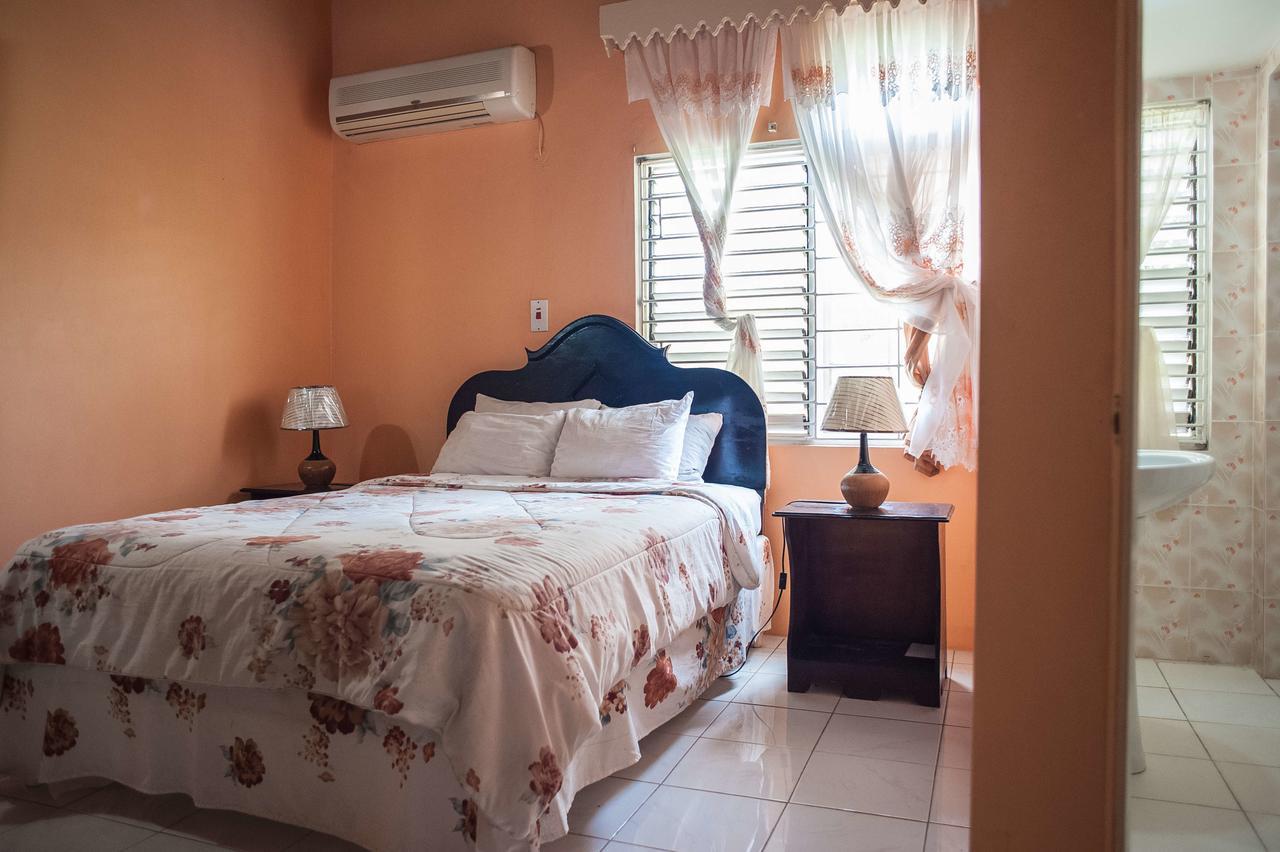 Diamond Villa Guest House Montego Bay Buitenkant foto